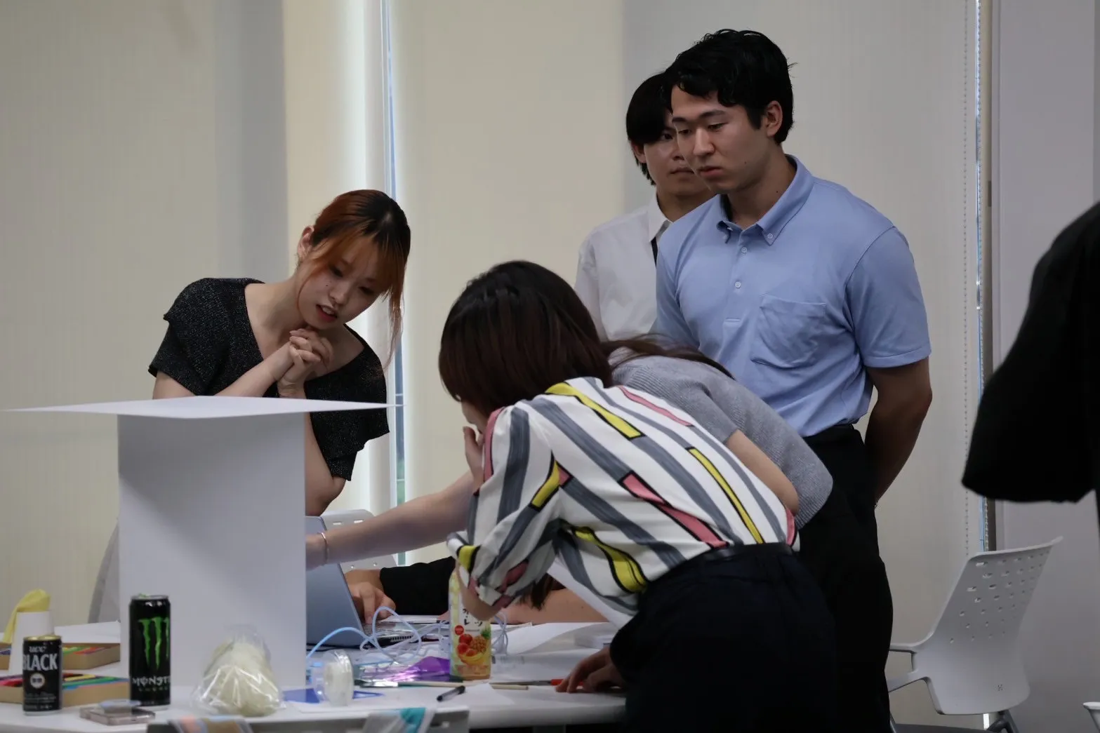 CourseVALUのメンバーと大学生がワークショップで活動する様子