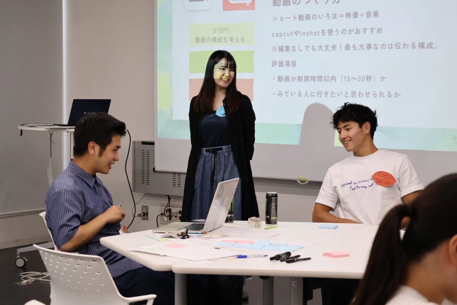 CourseVALUのメンバーと大学生がワークショップで活動する様子
