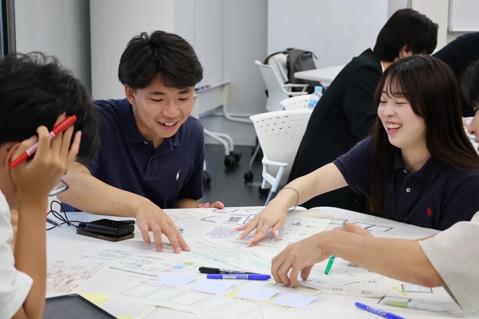 CourseVALUのメンバーと大学生がワークショップで活動する様子