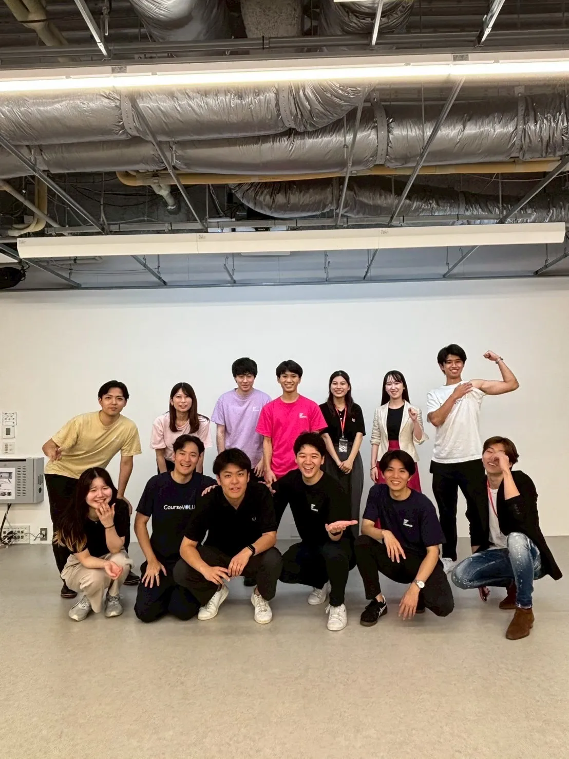 CourseVALUのメンバーと大学生がワークショップで活動する様子