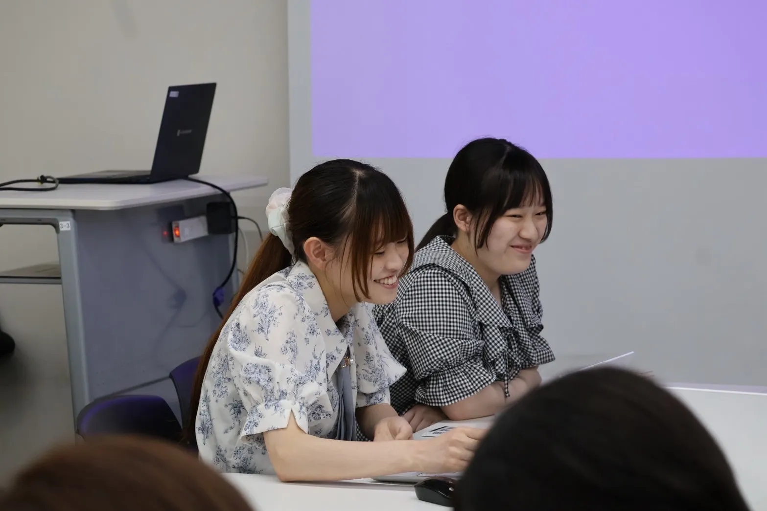 CourseVALUのメンバーと大学生がワークショップで活動する様子