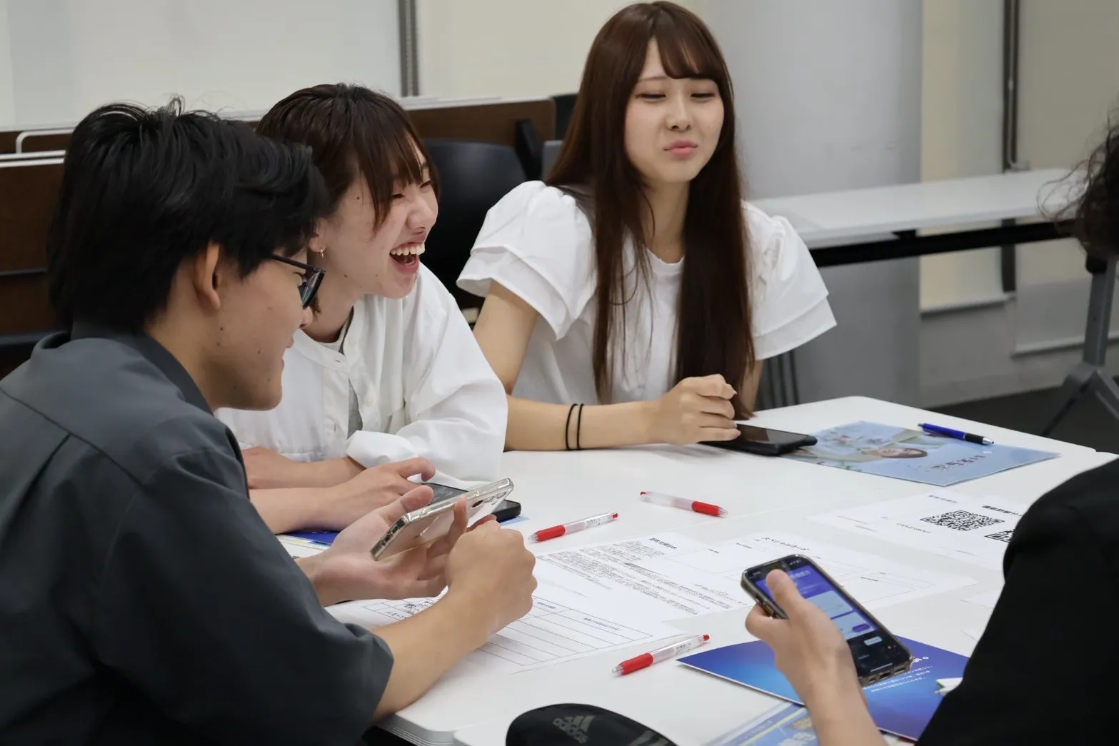 CourseVALUのメンバーと大学生がワークショップで活動する様子