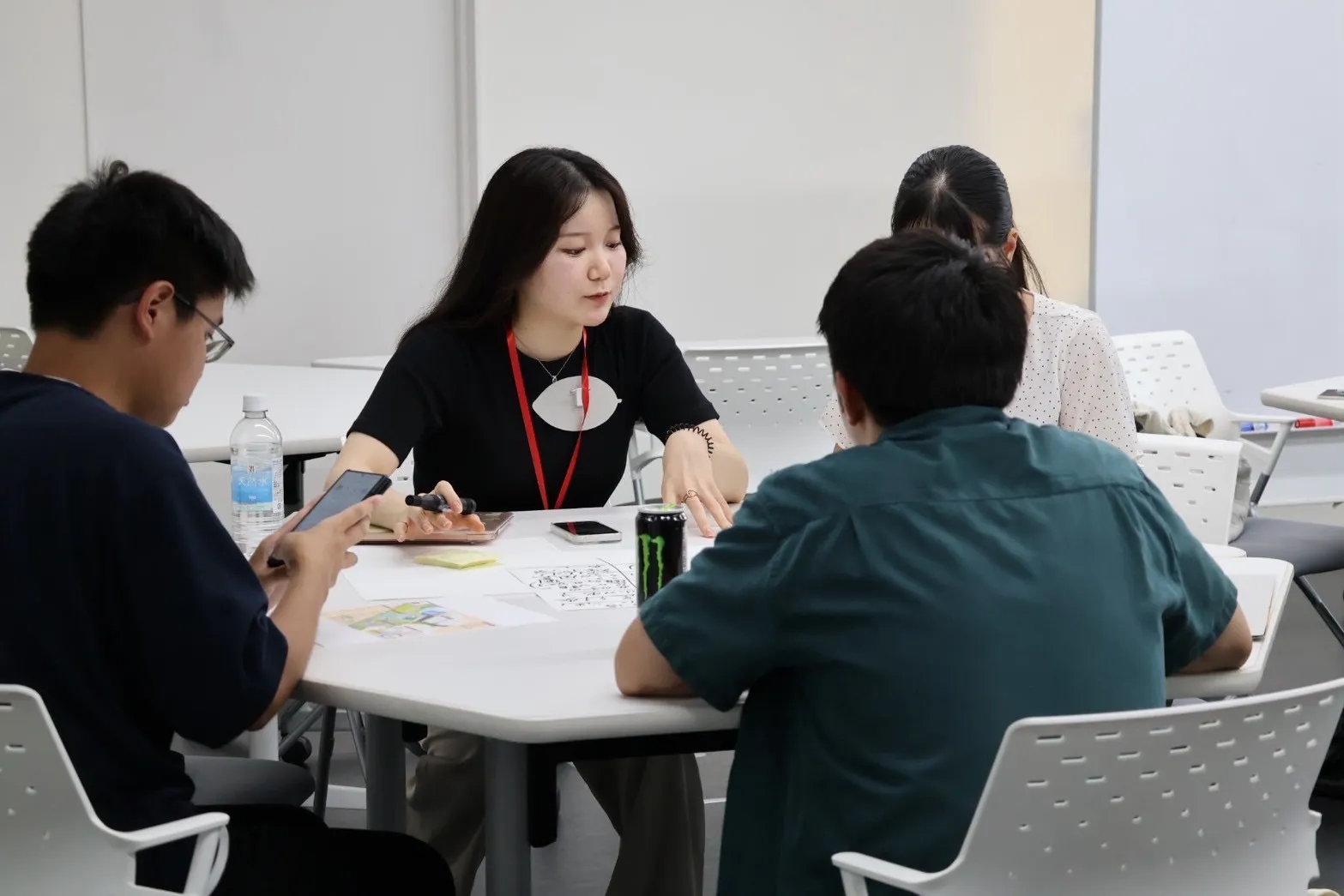 CourseVALUのメンバーと大学生がワークショップで活動する様子