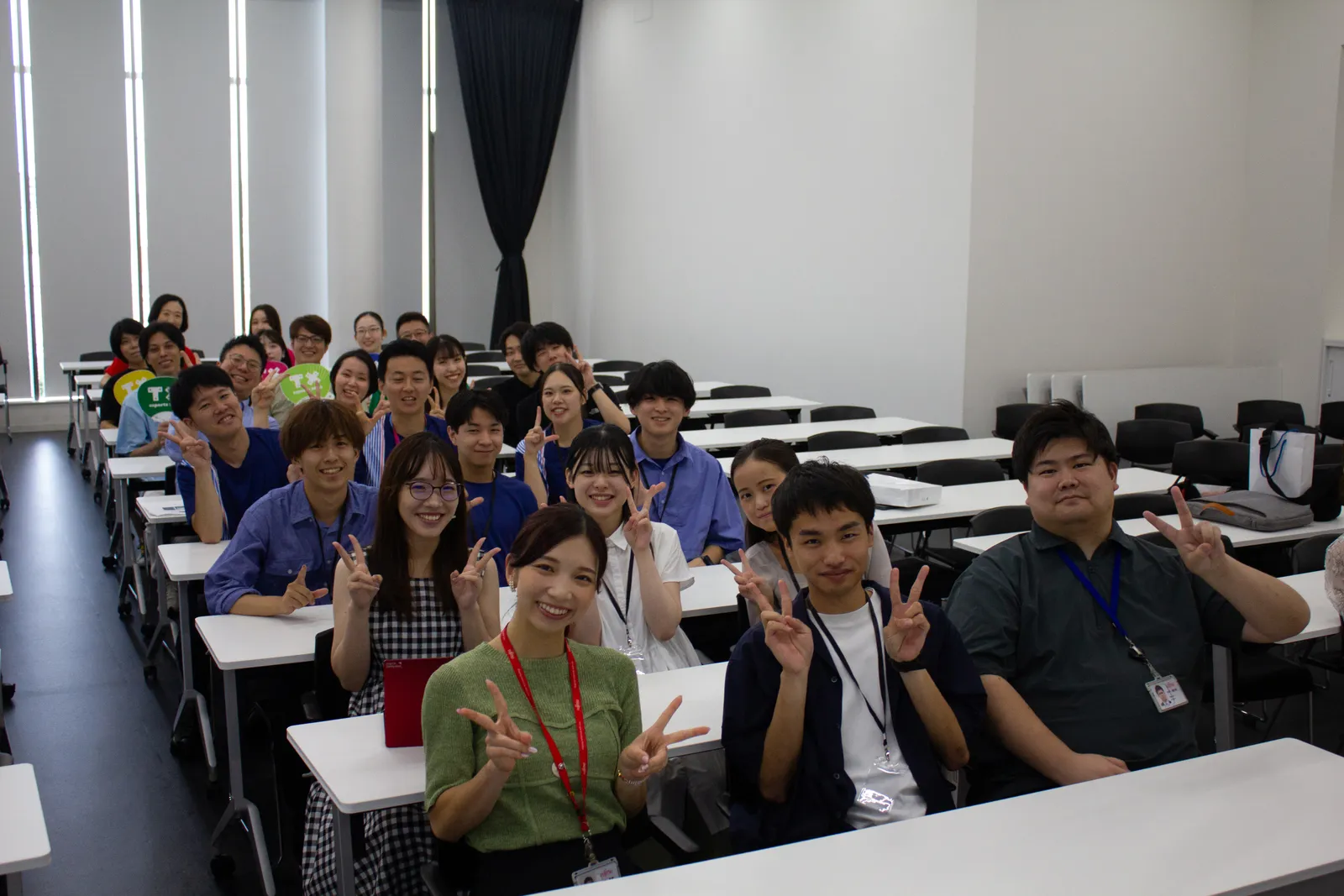 CourseVALUのメンバーと大学生がワークショップで活動する様子