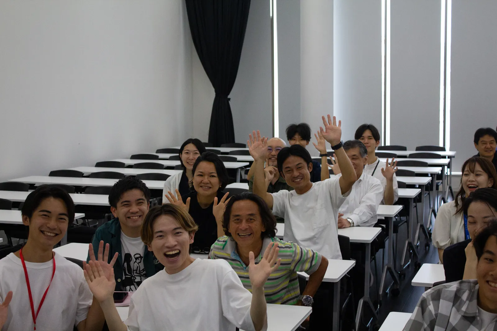 CourseVALUのメンバーと大学生がワークショップで活動する様子