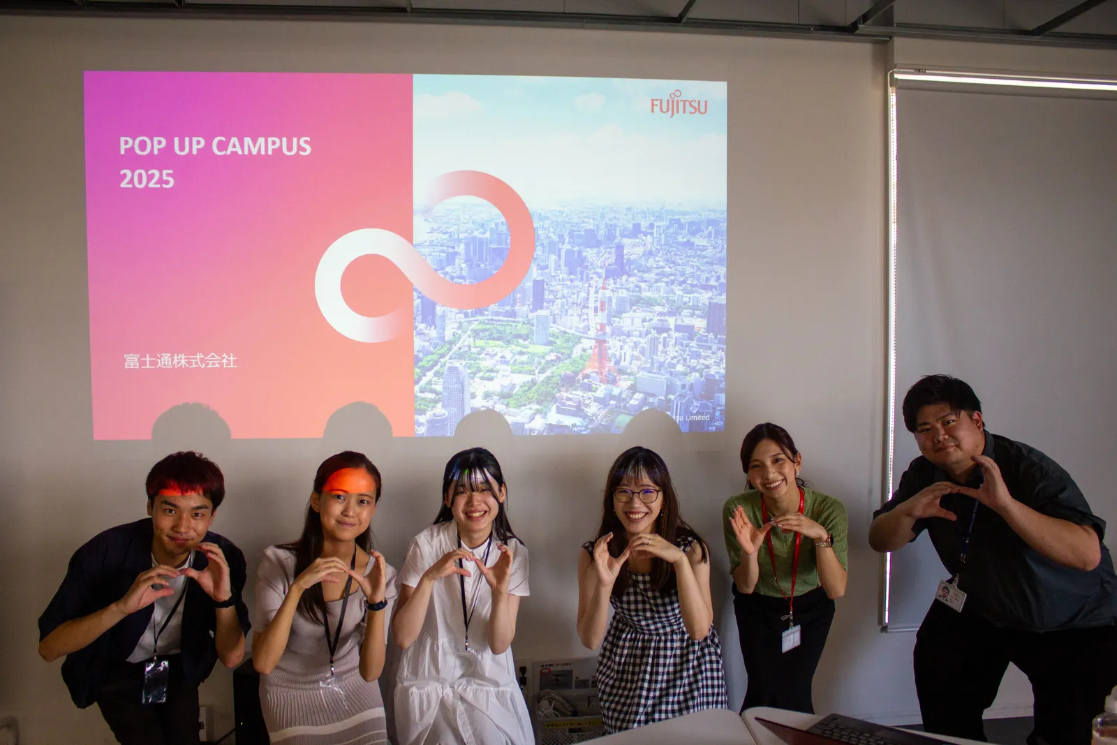 CourseVALUのメンバーと大学生がワークショップで活動する様子