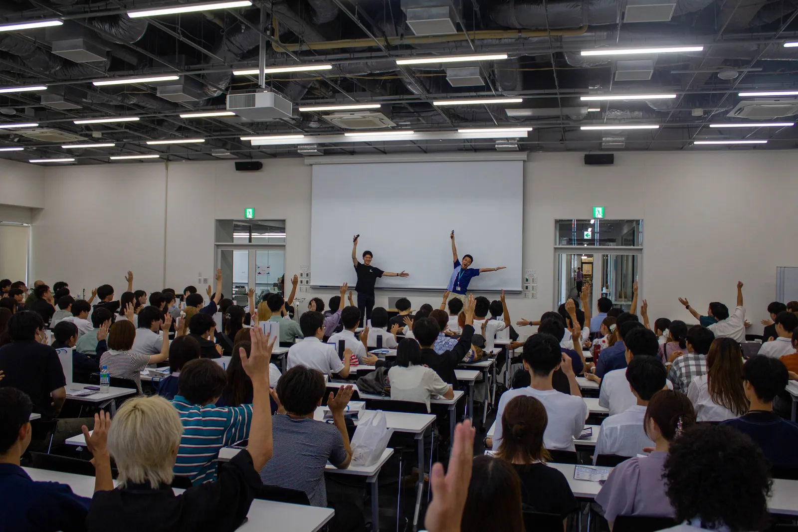CourseVALUのメンバーと大学生がワークショップで活動する様子