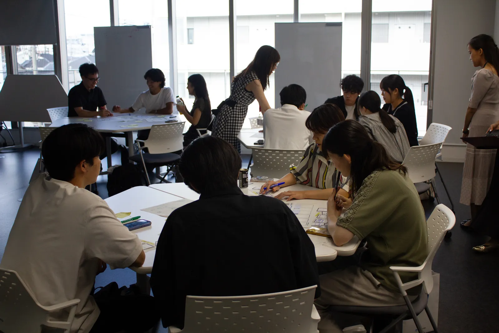 CourseVALUのメンバーと大学生がワークショップで活動する様子