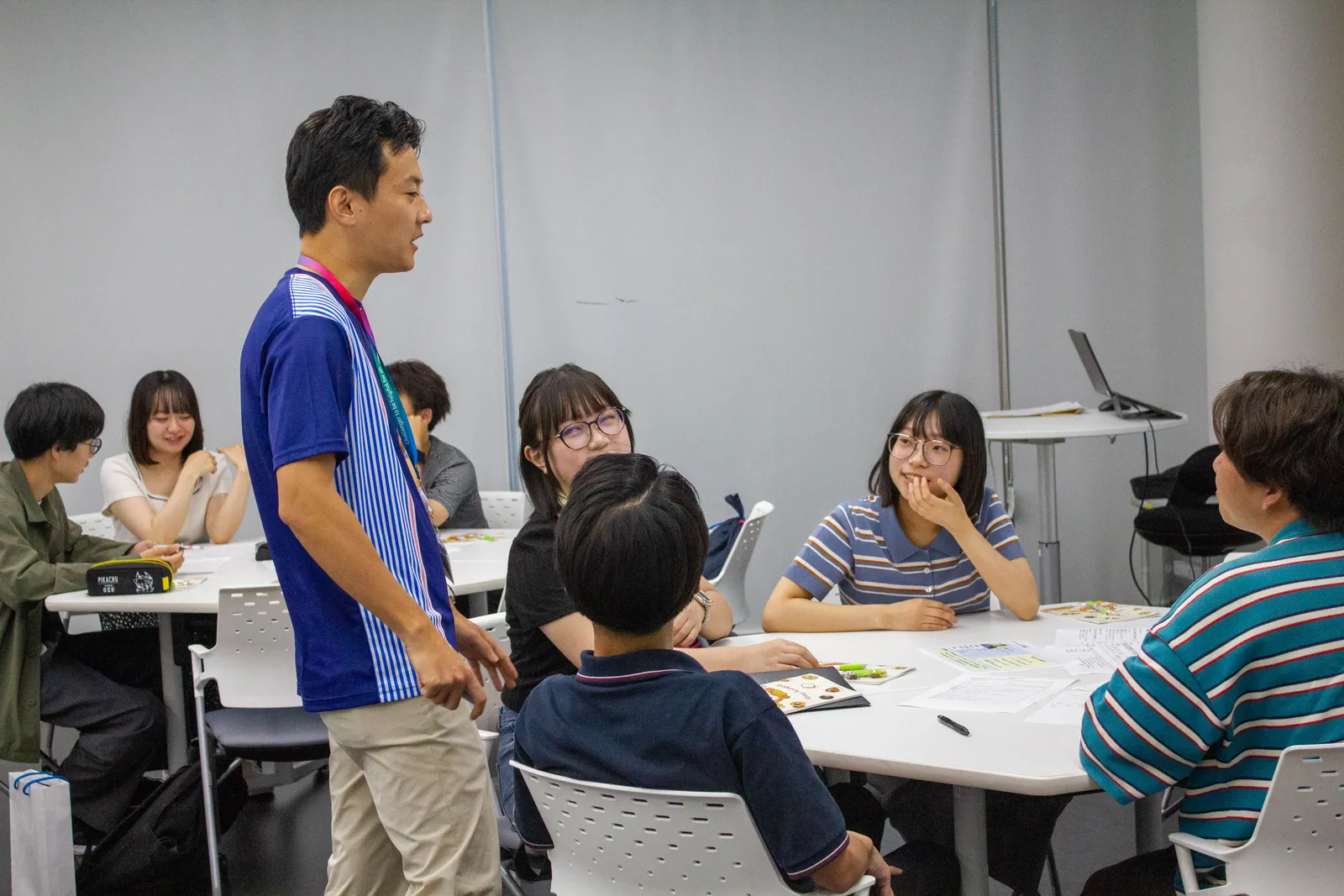 CourseVALUのメンバーと大学生がワークショップで活動する様子