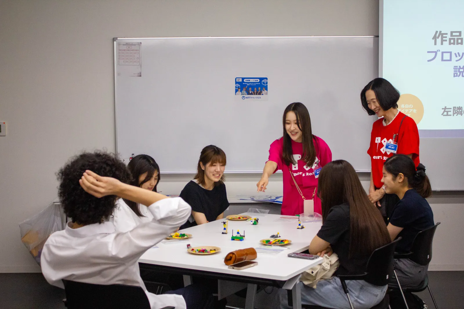 CourseVALUのメンバーと大学生がワークショップで活動する様子