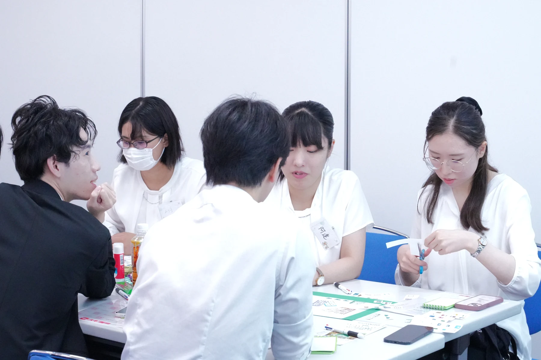 SUGI COLLEGEで、資料を見ながらテーブルで話し合う参加者