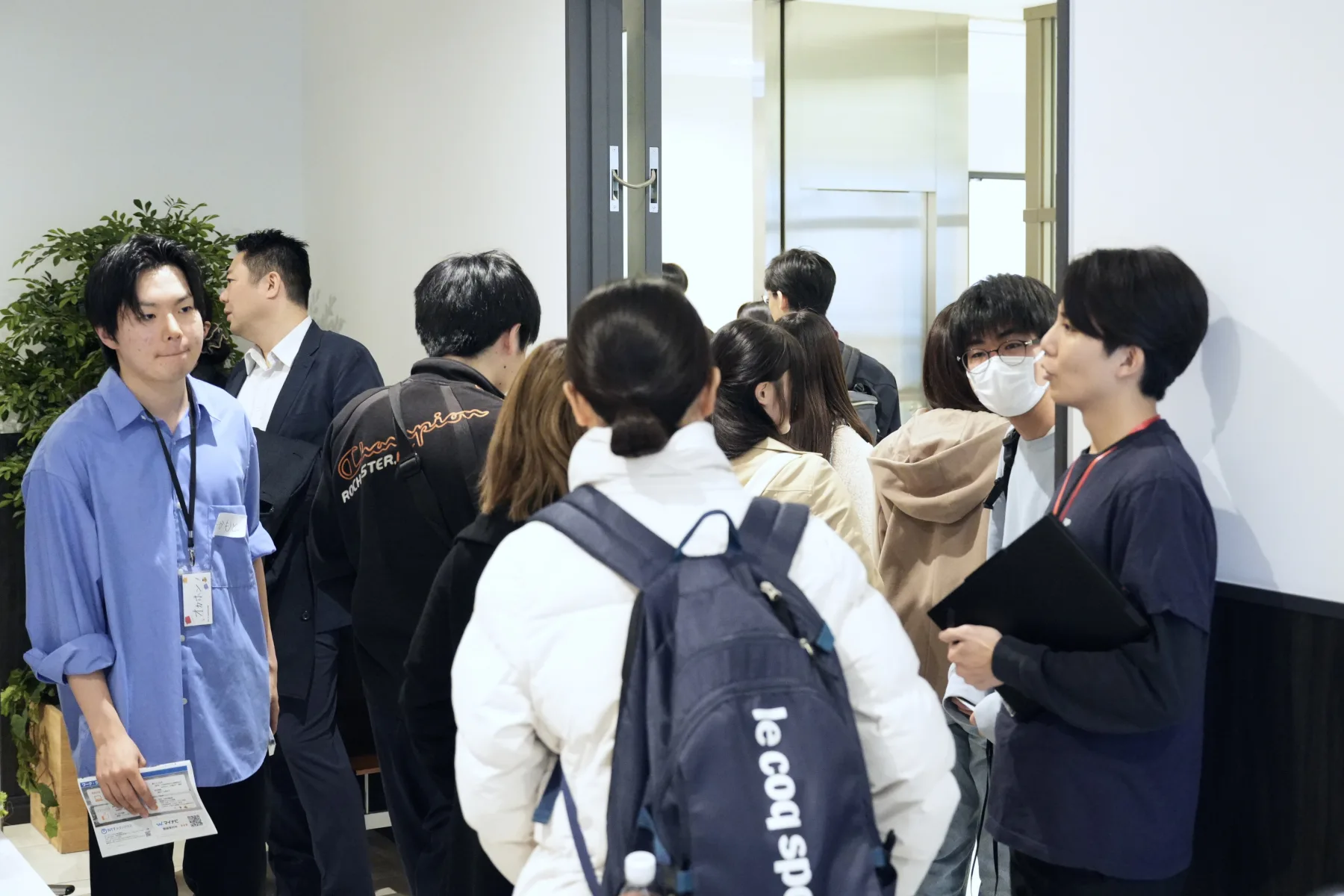POP UP CAMPUSの会場で参加者が集まり交流する様子