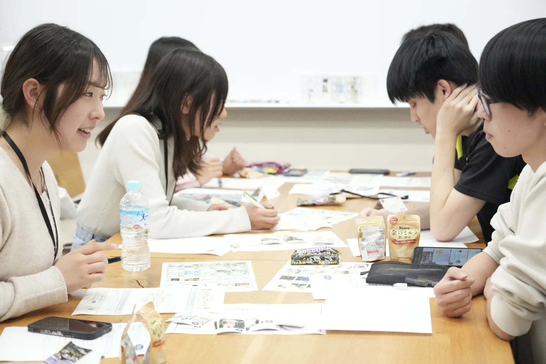 POP UP CAMPUSで学生が向き合ってグループワークに取り組む様子