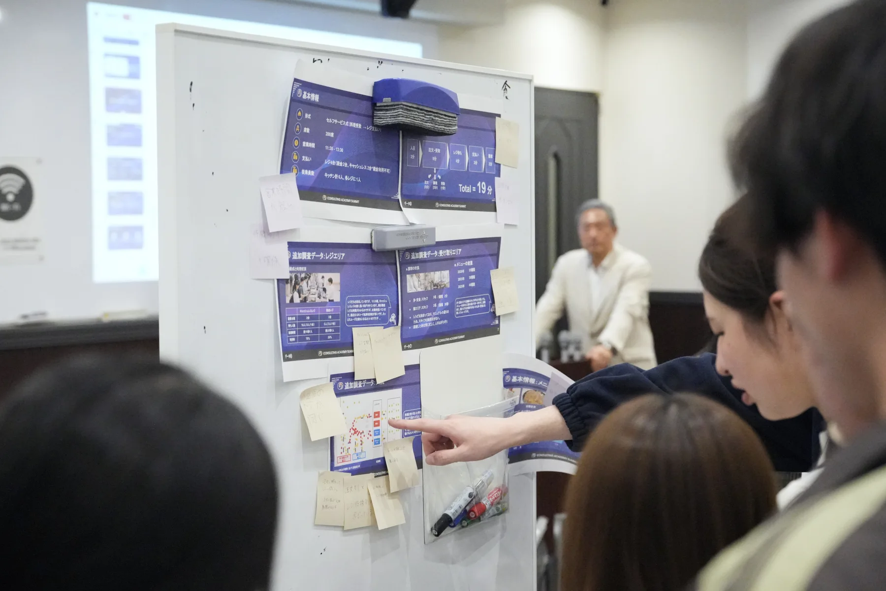 POP UP CAMPUSで教材と付箋を貼ったボードを使って発表する様子