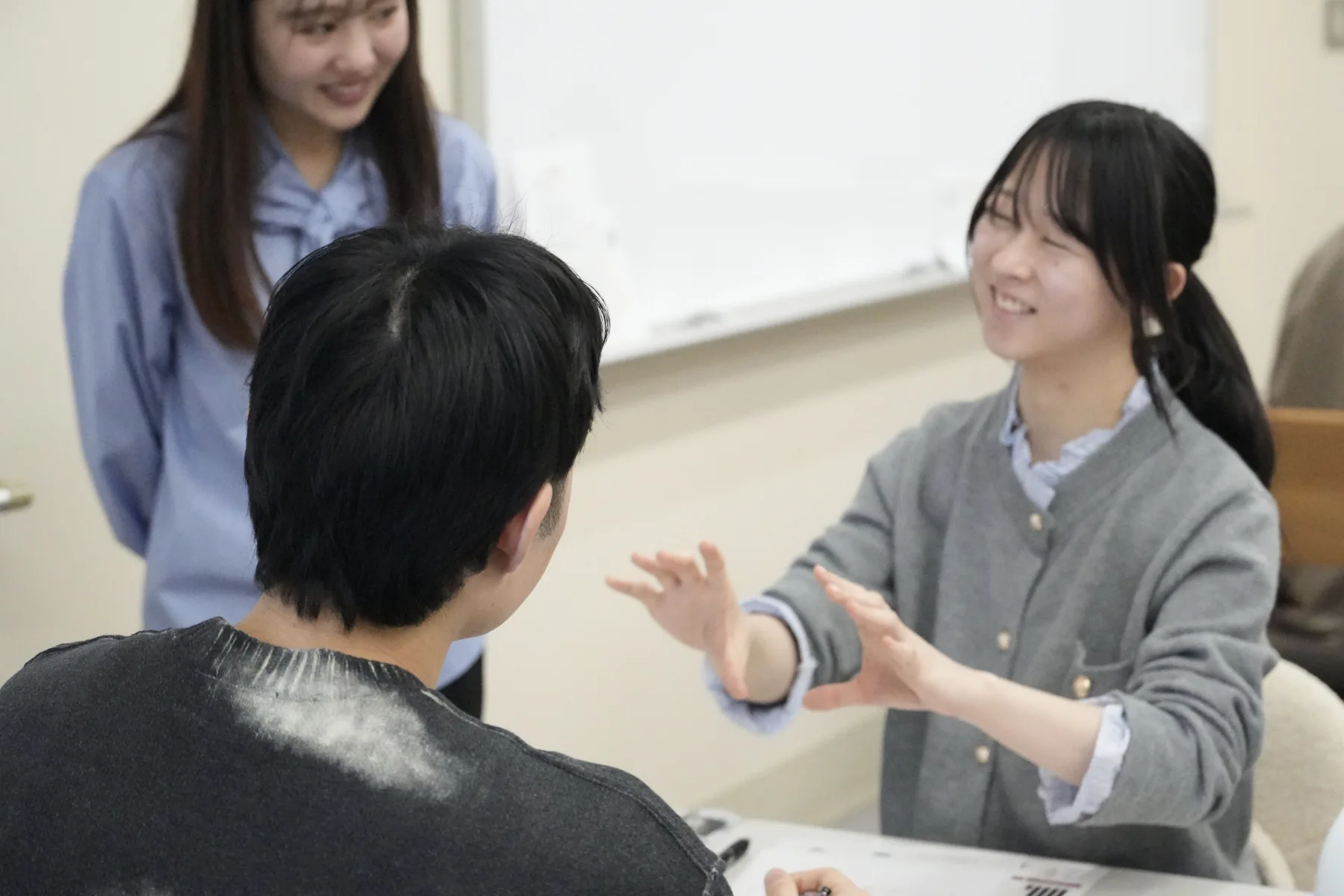 POP UP CAMPUSで参加者がテーブルを囲み対話する様子