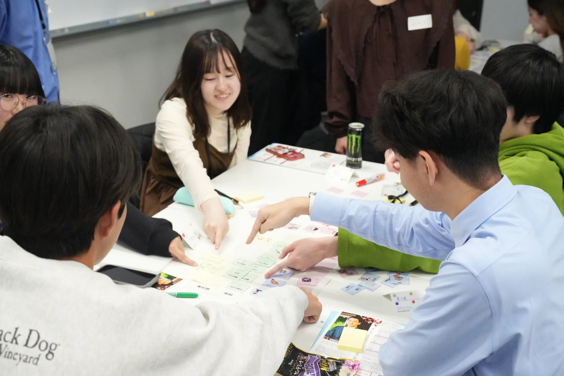 POP UP CAMPUSで学生が教材を囲んで話し合う様子